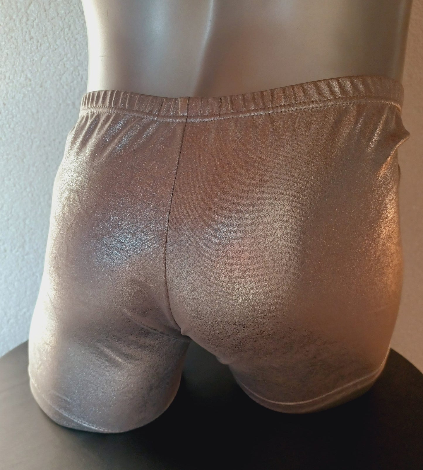 Boxershorts aus silber farbenem Wildleder Imitat. Der Schnitt ist eng anliegend und bequem durch 4-Way Stretch