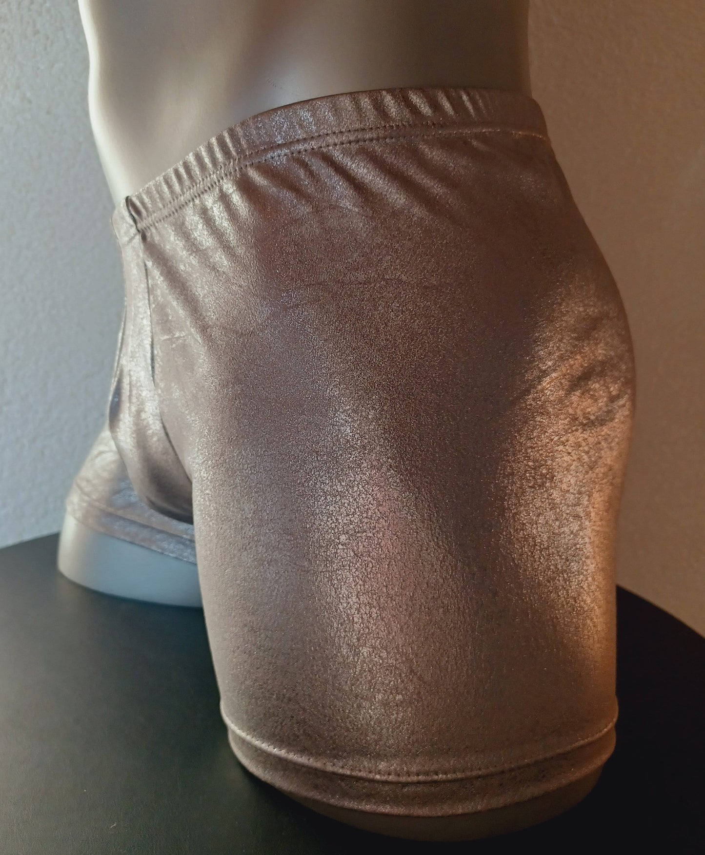 Boxershorts aus silber farbenem Wildleder Imitat. Der Schnitt ist eng anliegend und bequem durch 4-Way Stretch
