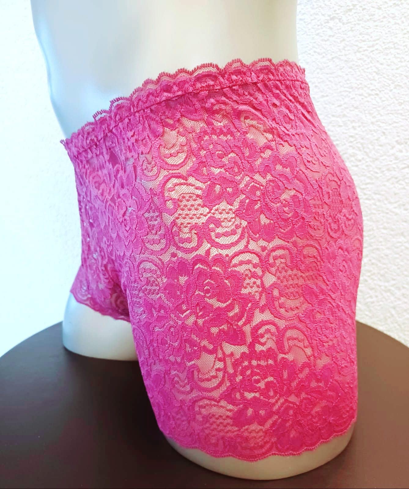 Edle, feminine Boxershorts in pink aus zarter elastischer transparenter Spitze. Der Bund und die Bein haben eine Bogenabschlusskante. Push-up und Silikon Cockring werden auf Wunsch eingearbeitet.