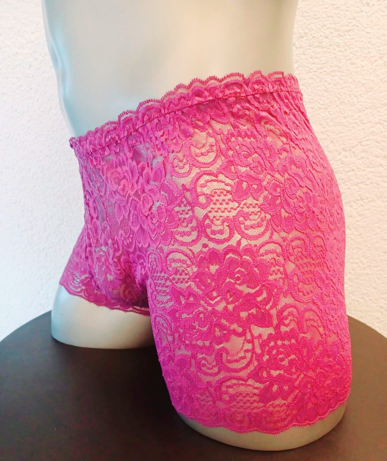 Edle, feminine Boxershorts in pink aus zarter elastischer transparenter Spitze. Der Bund und die Bein haben eine Bogenabschlusskante. Push-up und Silikon Cockring werden auf Wunsch eingearbeitet.