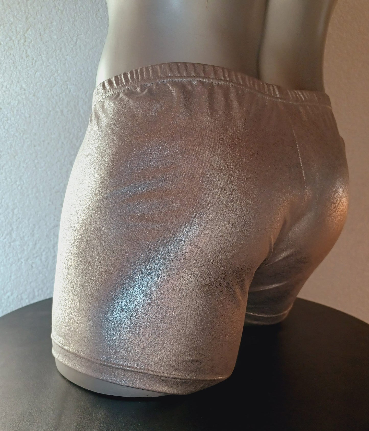 Boxershorts aus silber farbenem Wildleder Imitat. Der Schnitt ist eng anliegend und bequem durch 4-Way Stretch