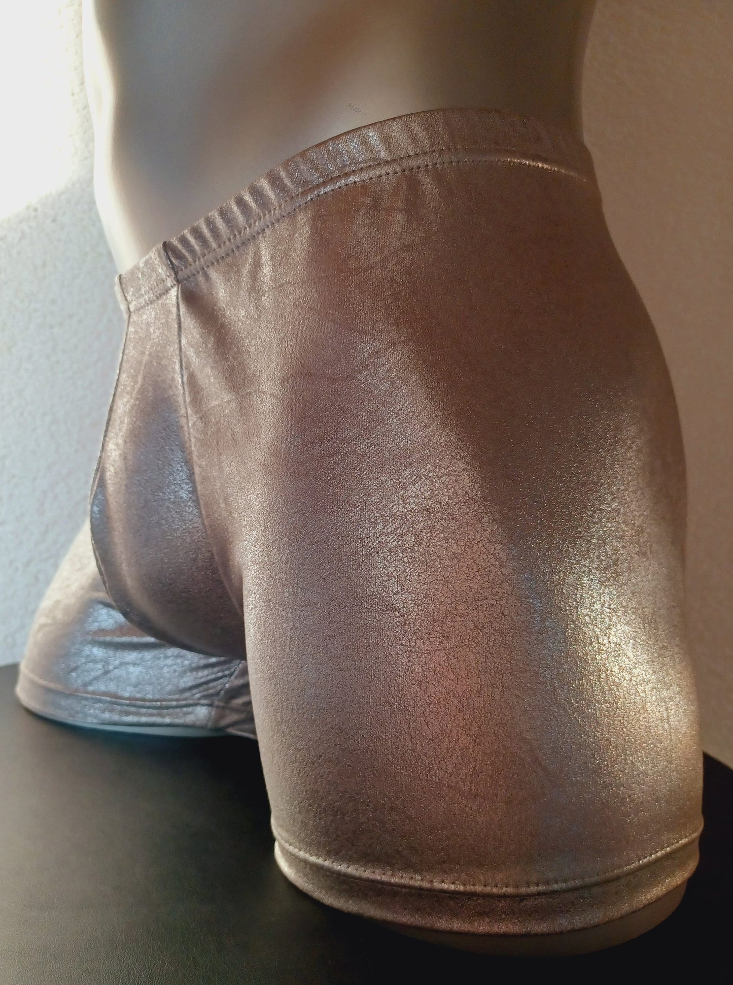 Boxershorts aus silber farbenem Wildleder Imitat. Der Schnitt ist eng anliegend und bequem durch 4-Way Stretch