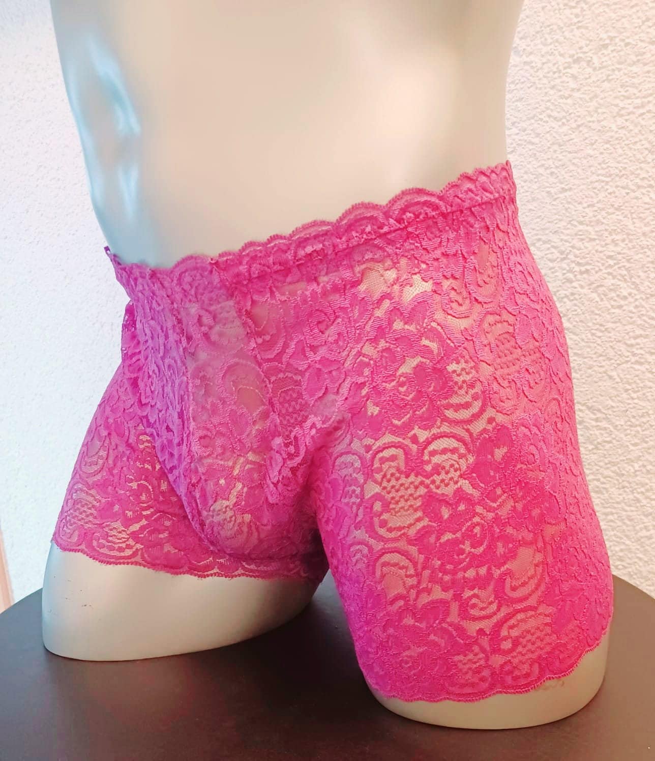 Edle, feminine Boxershorts in pink aus zarter elastischer transparenter Spitze. Der Bund und die Bein haben eine Bogenabschlusskante. Push-up und Silikon Cockring werden auf Wunsch eingearbeitet.