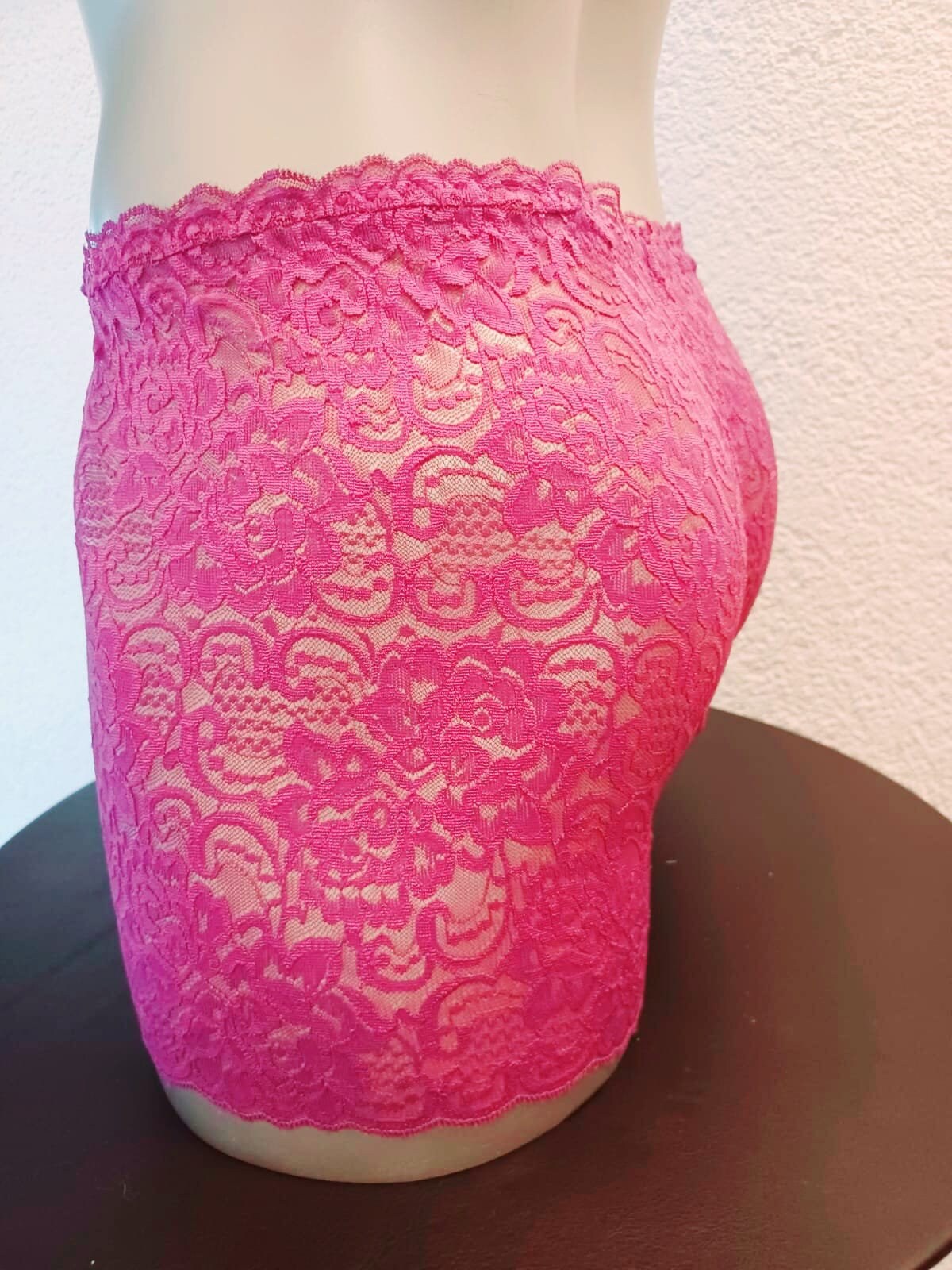 Edle, feminine Boxershorts in pink aus zarter elastischer transparenter Spitze. Der Bund und die Bein haben eine Bogenabschlusskante. Push-up und Silikon Cockring werden auf Wunsch eingearbeitet.