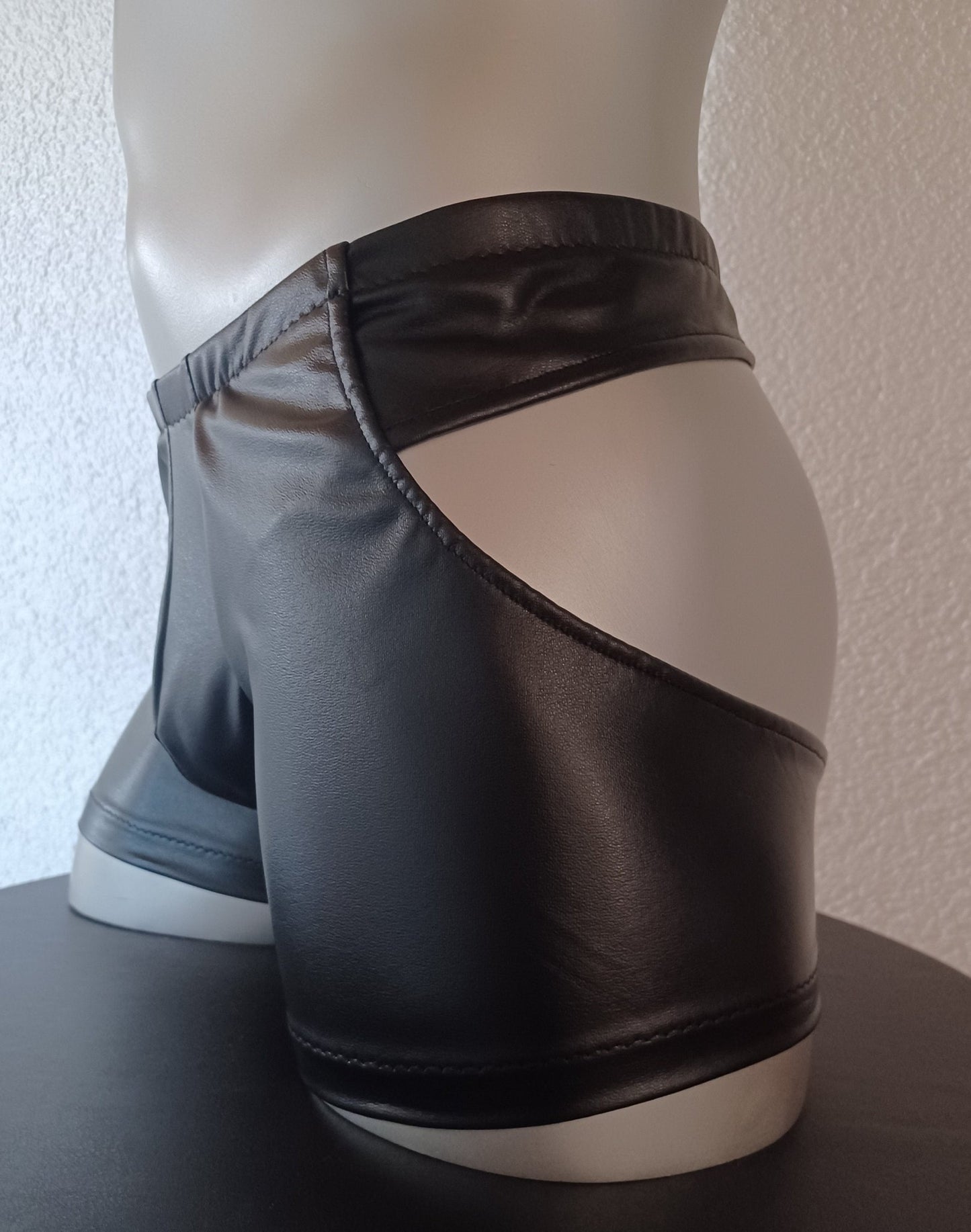 Open Butt Reizwäsche ouvert schwarz Glattleder - Imitat Herren Dessous Boxershorts - SEXSENSE