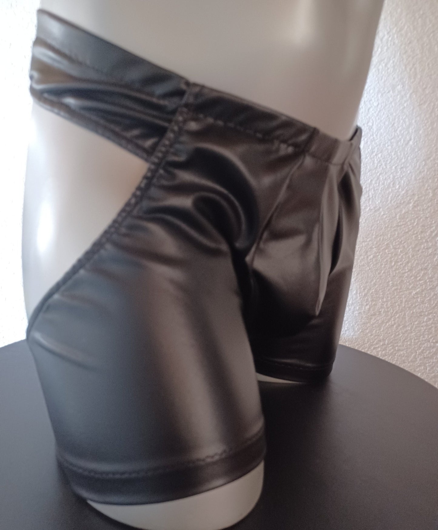 Open Butt Reizwäsche ouvert schwarz Glattleder - Imitat Herren Dessous Boxershorts - SEXSENSE