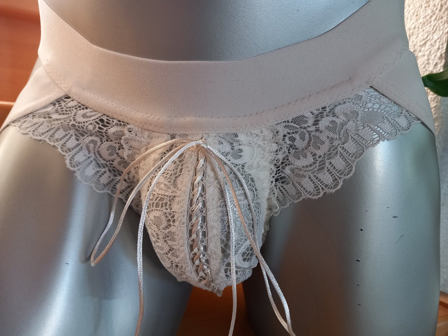 Spitzen - Corsagen - Thong offwhite Sissy Suspensorium geschnürt Play - Toy - SEXSENSE