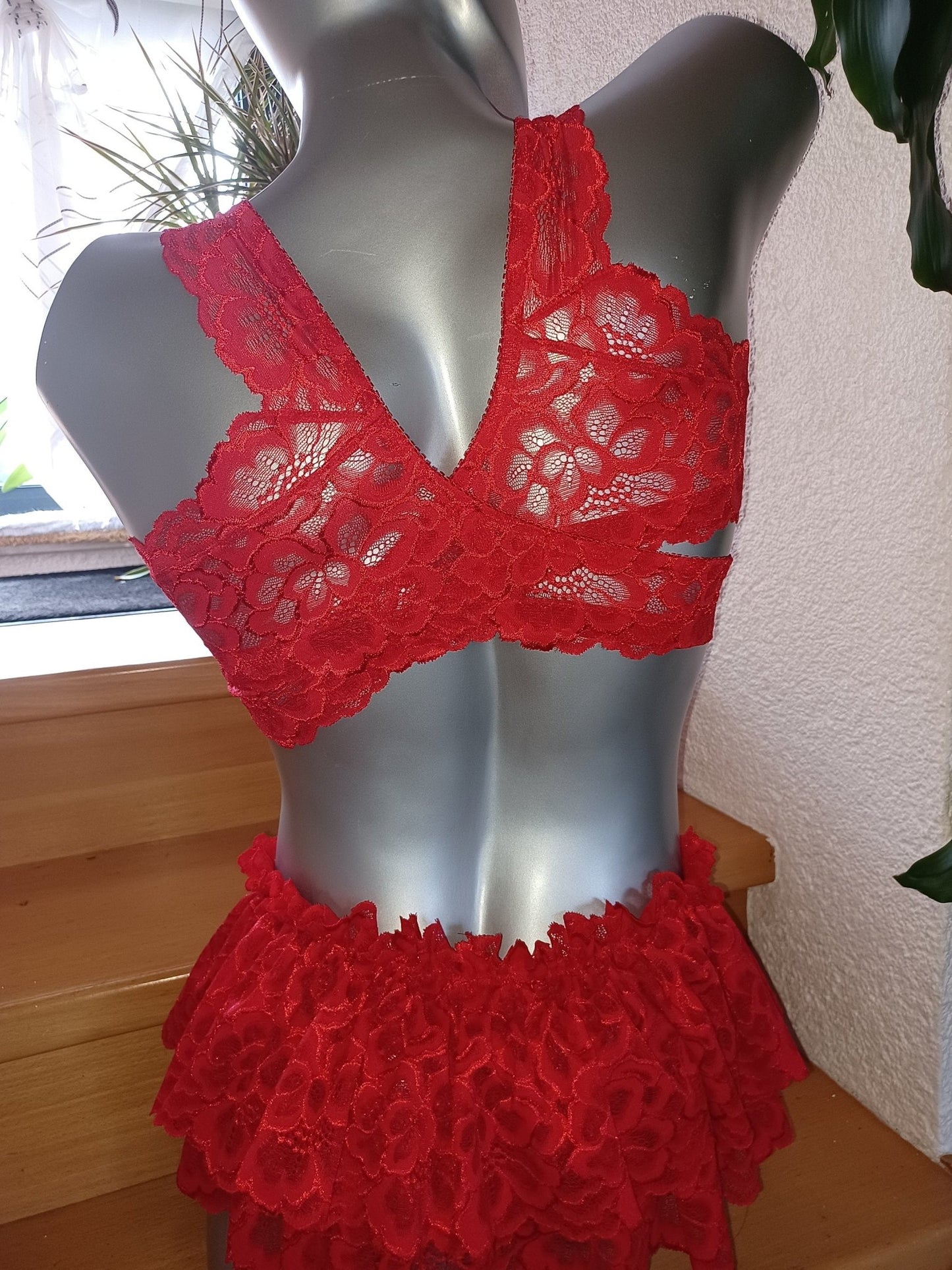 Sissy Herren Unterwäsche Set 3 - teilig rot elastische Spitze Unikat String oder Thong mit Rock + Bustier - SEXSENSE