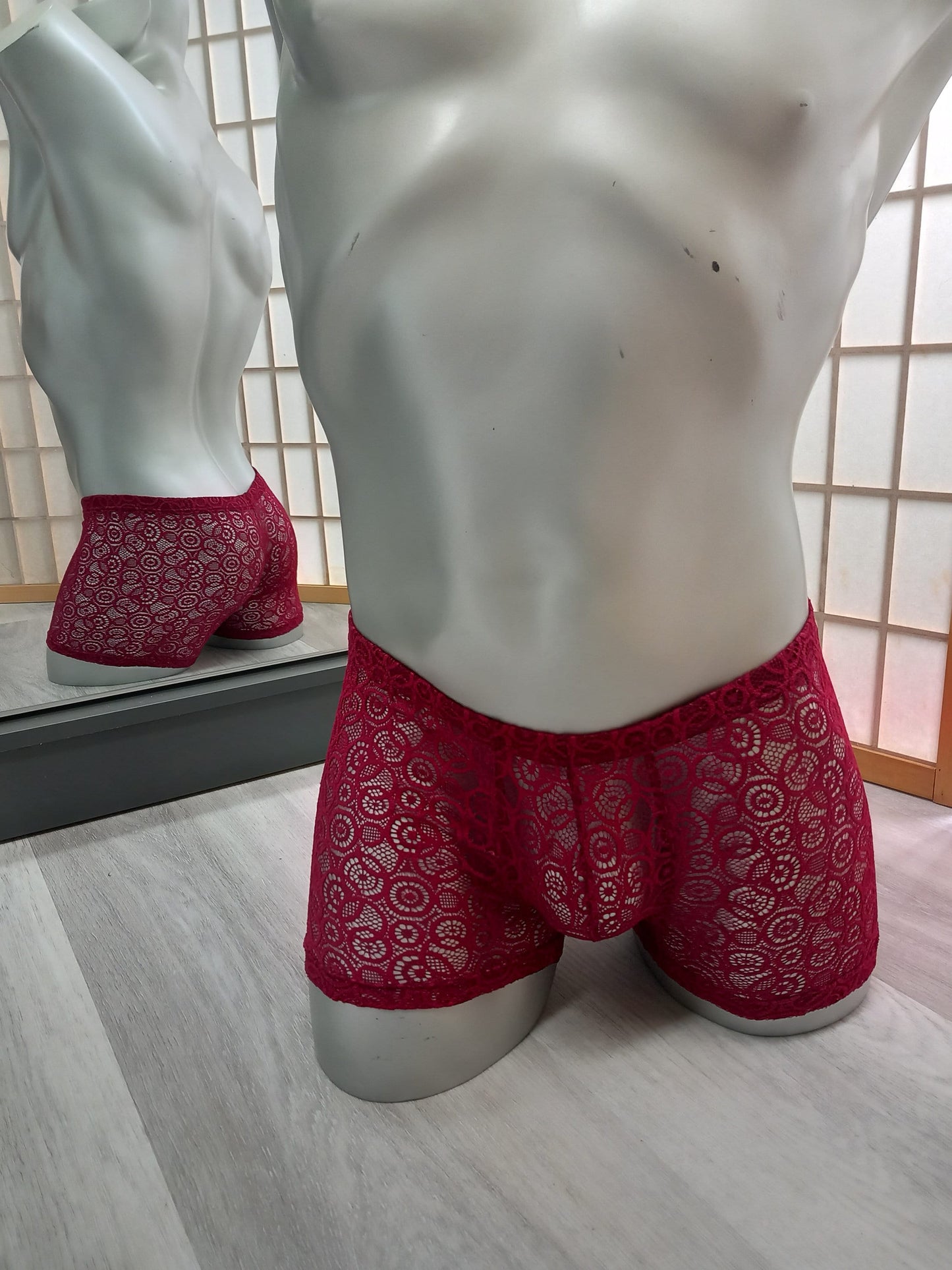 Edle, feminine Boxershorts in bordeaux aus elastischer transparenter Spitze. Der Bund und die Beinabschlüsse sind gerader Saum ohne Bogenabschlusskante