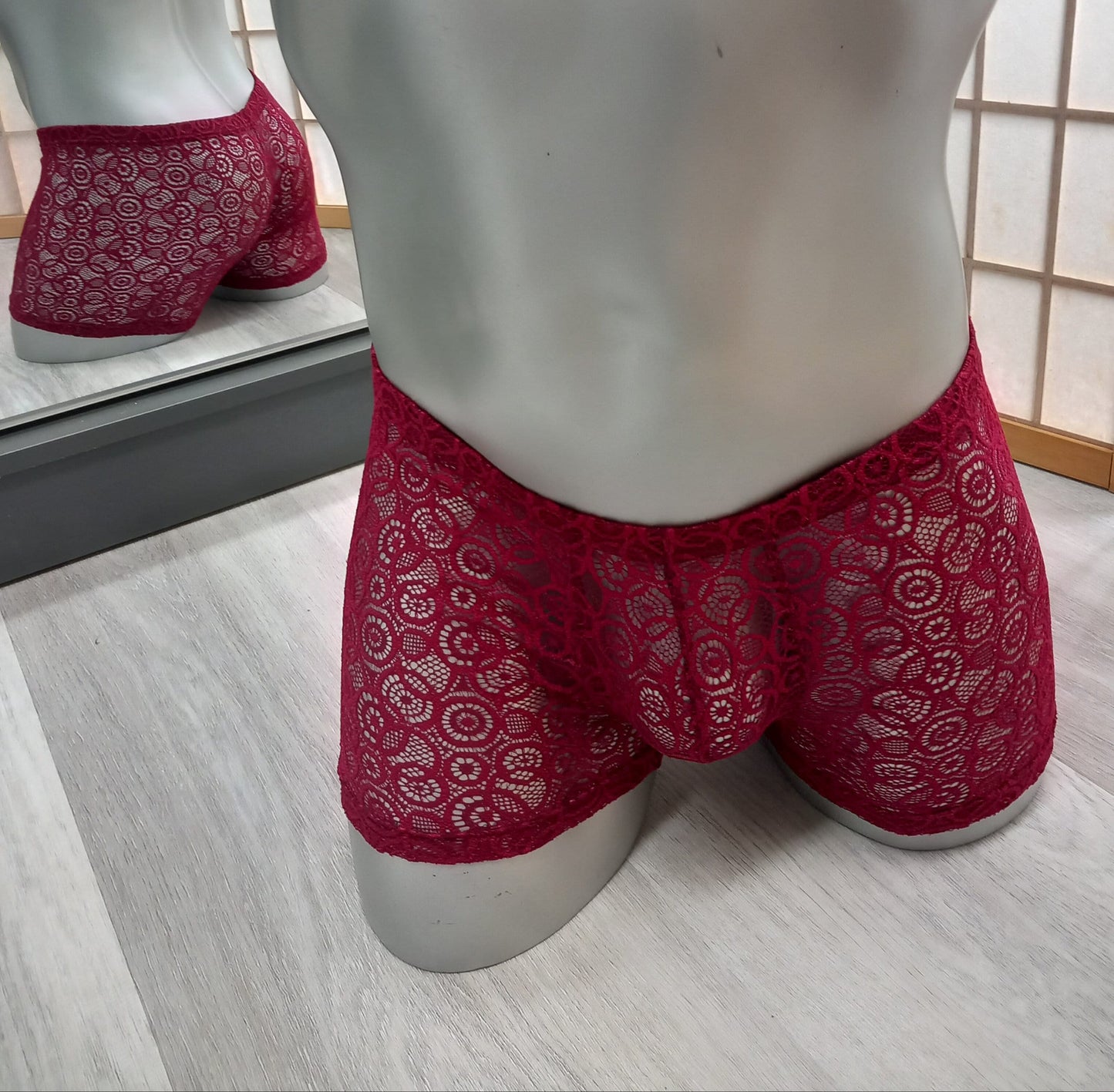 Edle, feminine Boxershorts in bordeaux aus elastischer transparenter Spitze. Der Bund und die Beinabschlüsse sind gerader Saum ohne Bogenabschlusskante
