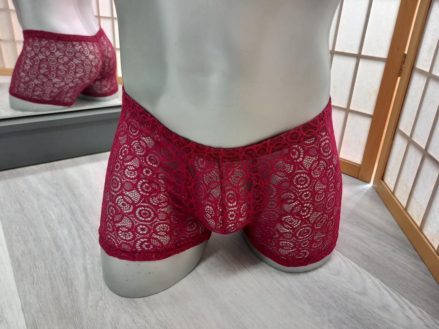 Edle, feminine Boxershorts in bordeaux aus elastischer transparenter Spitze. Der Bund und die Beinabschlüsse sind gerader Saum ohne Bogenabschlusskante