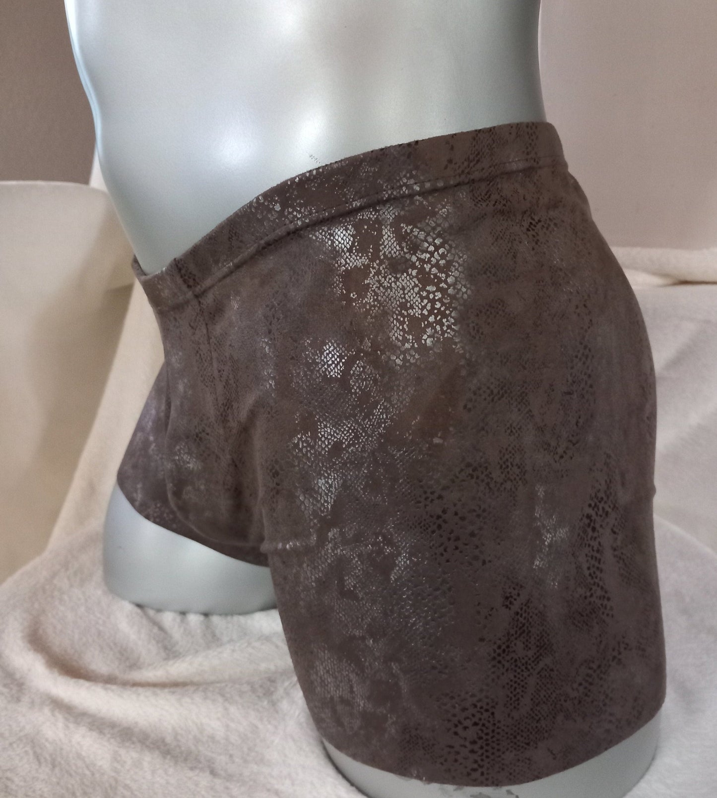 Boxershorts Badehose elastisches dunkelbraunes Wildlederimitat im Snakeprint - SEXSENSE