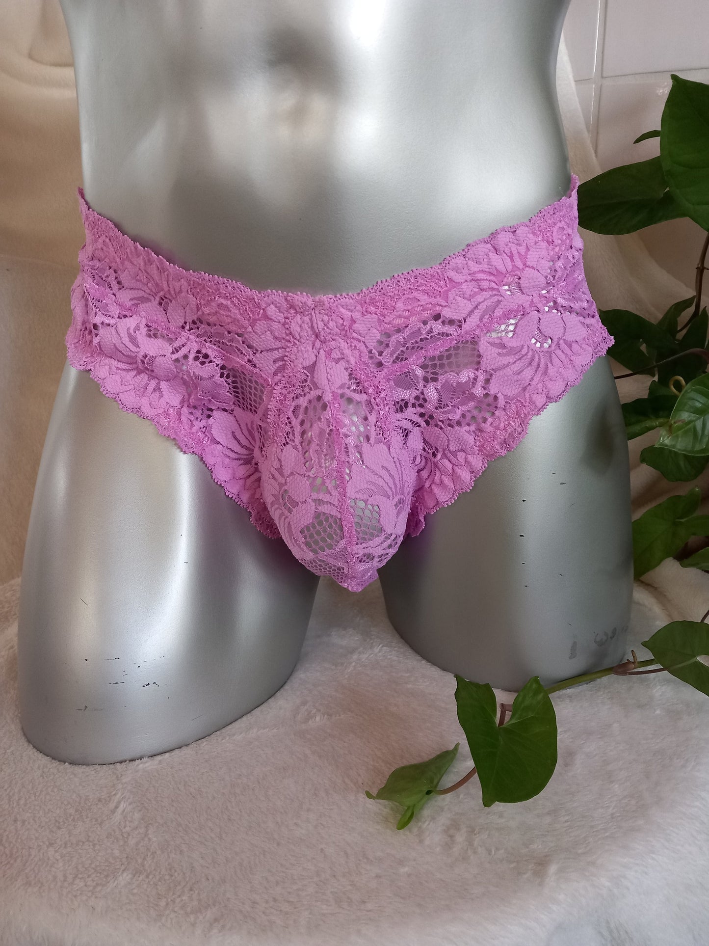 Herren-Spitzenslip aus pink farbener elastischer Spitze. Der ausgefeilte Designerschnitt ermöglicht Spitzenbögen rings um den Hipster