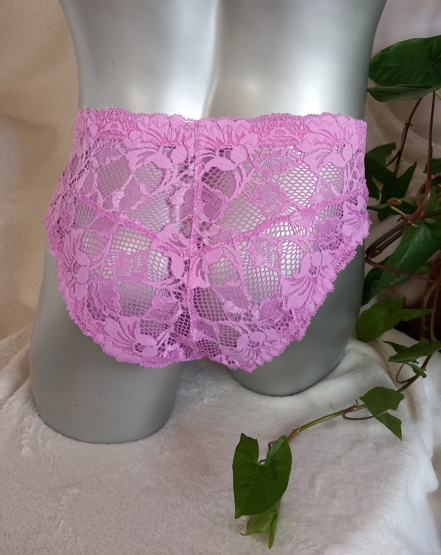 Herren-Spitzenslip aus pink farbener elastischer Spitze. Der ausgefeilte Designerschnitt ermöglicht Spitzenbögen rings um den Hipster
