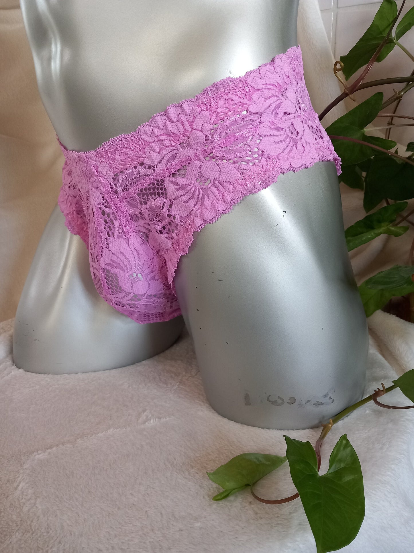 Herren-Spitzenslip aus pink farbener elastischer Spitze. Der ausgefeilte Designerschnitt ermöglicht Spitzenbögen rings um den Hipster