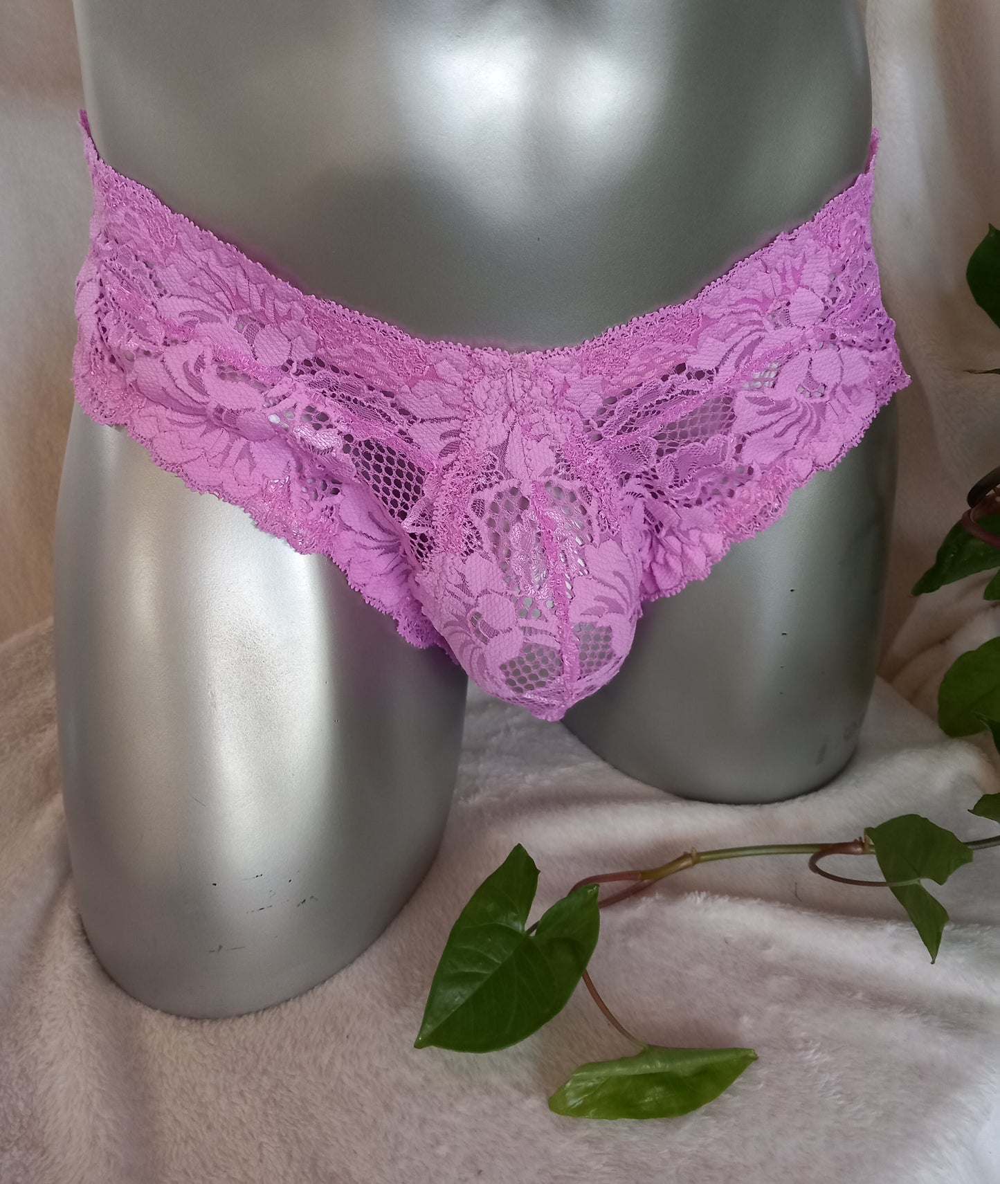 Herren-Spitzenslip aus pink farbener elastischer Spitze. Der ausgefeilte Designerschnitt ermöglicht Spitzenbögen rings um den Hipster