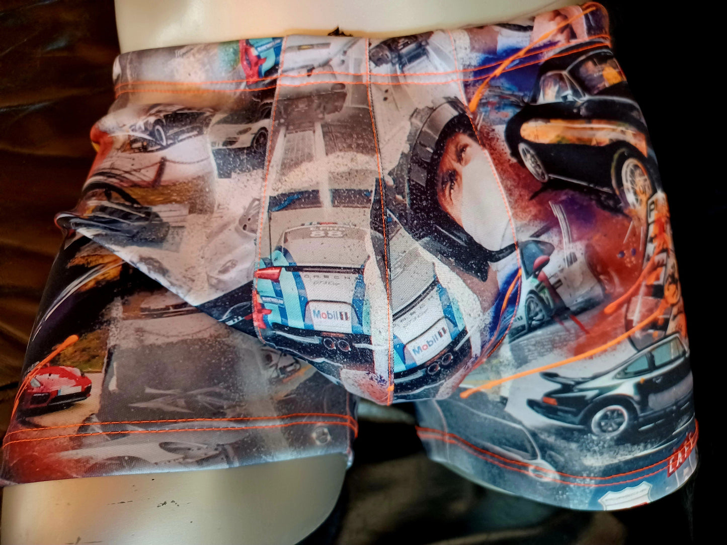 Bade-Boxershorts aus Scuba Jersey mit Porsche 911 Alloverdruck. Enganliegendes und Figurbetonendes Polyester schnelltrocknet in brillianten Farben