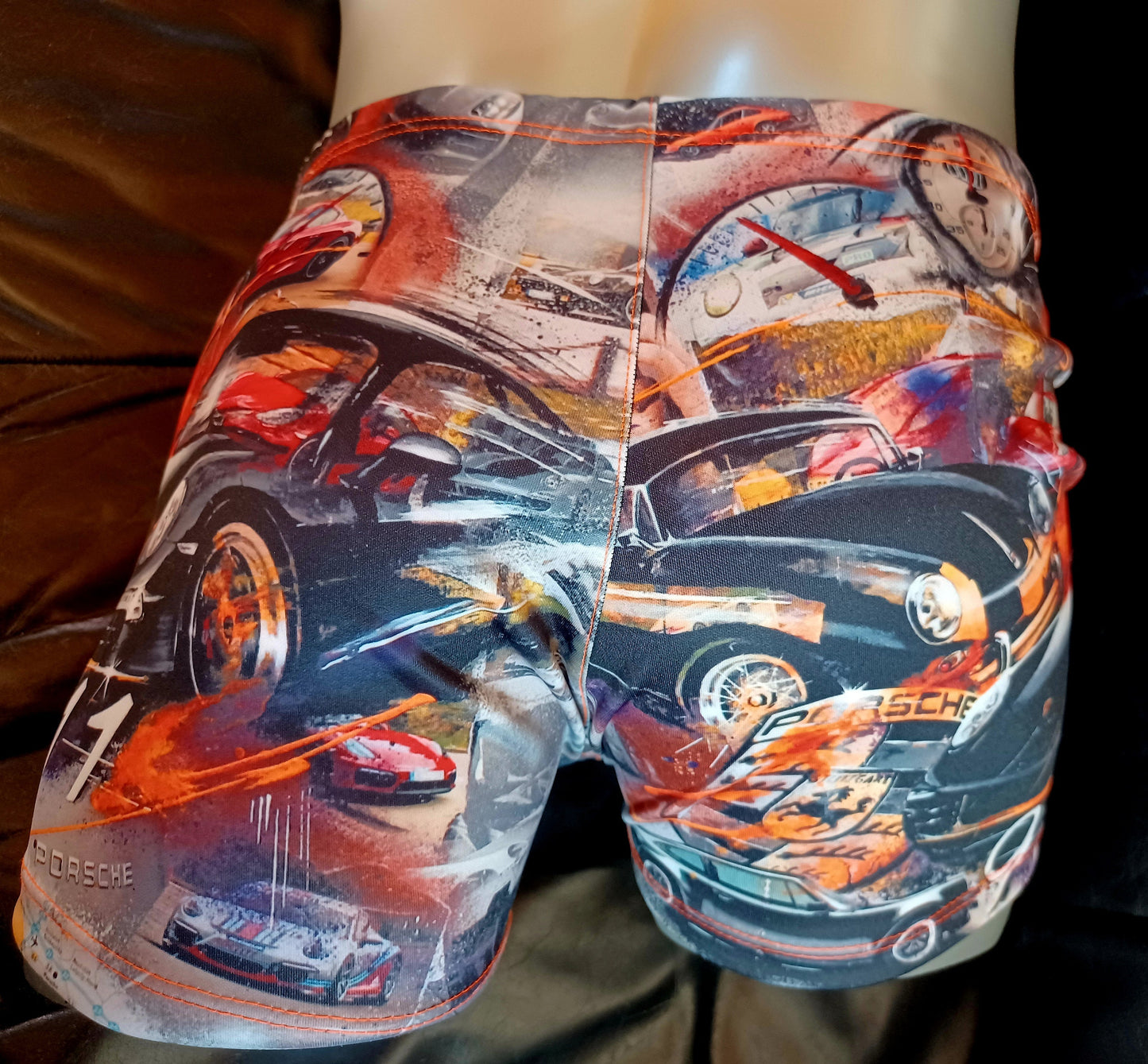 Bade-Boxershorts aus Scuba Jersey mit Porsche 911 Alloverdruck. Enganliegendes und Figurbetonendes Polyester schnelltrocknet in brillianten Farben