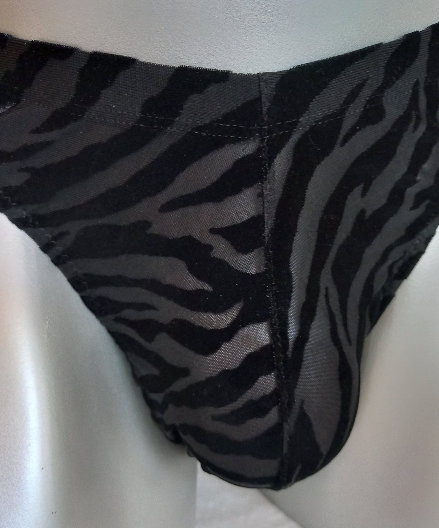 Slip Herren Low Waist Cut schwarz Dessous Zebra - Samt Ausbrenner - SEXSENSE