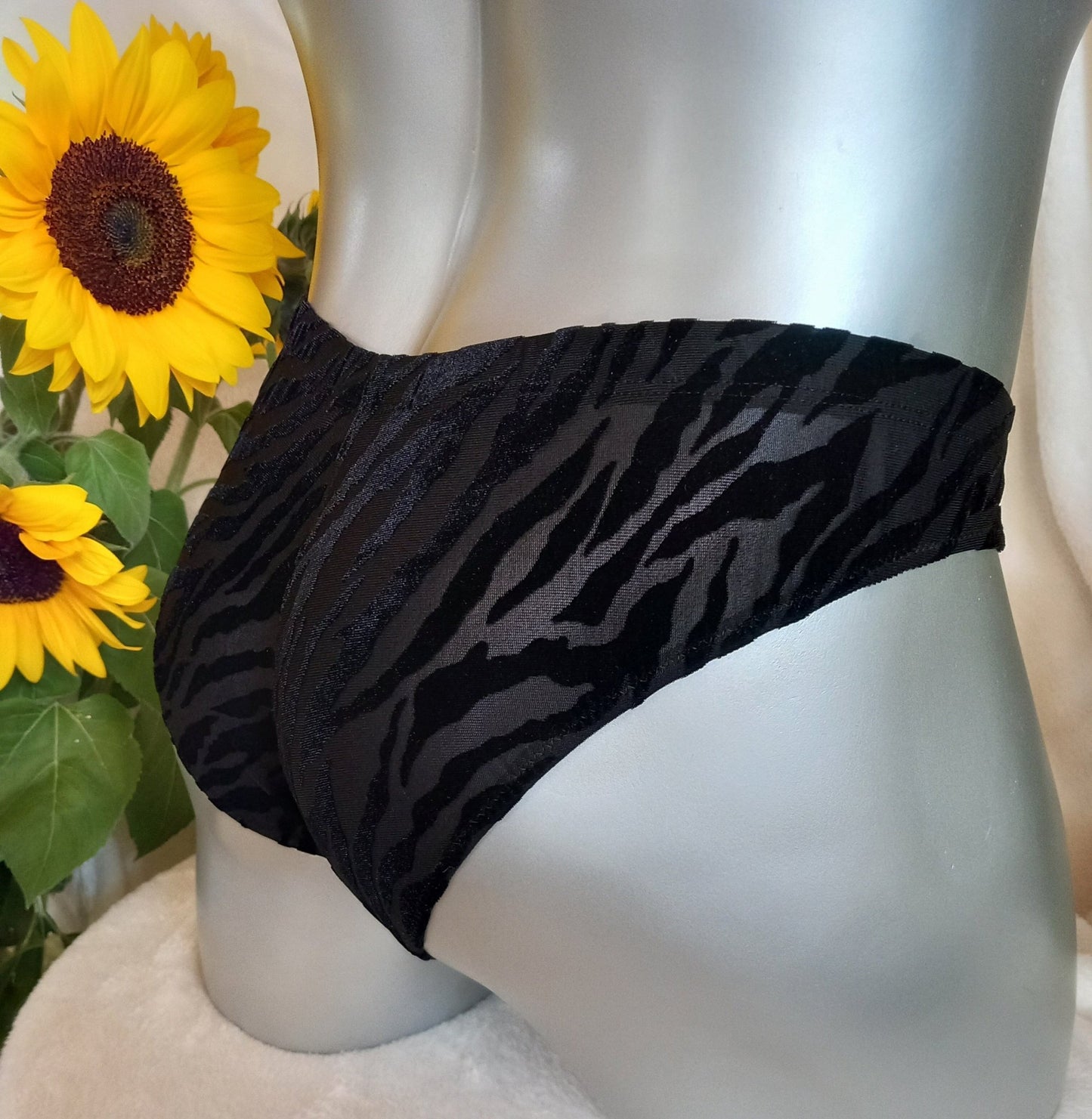Slip Herren Low Waist Cut schwarz Dessous Zebra - Samt Ausbrenner - SEXSENSE