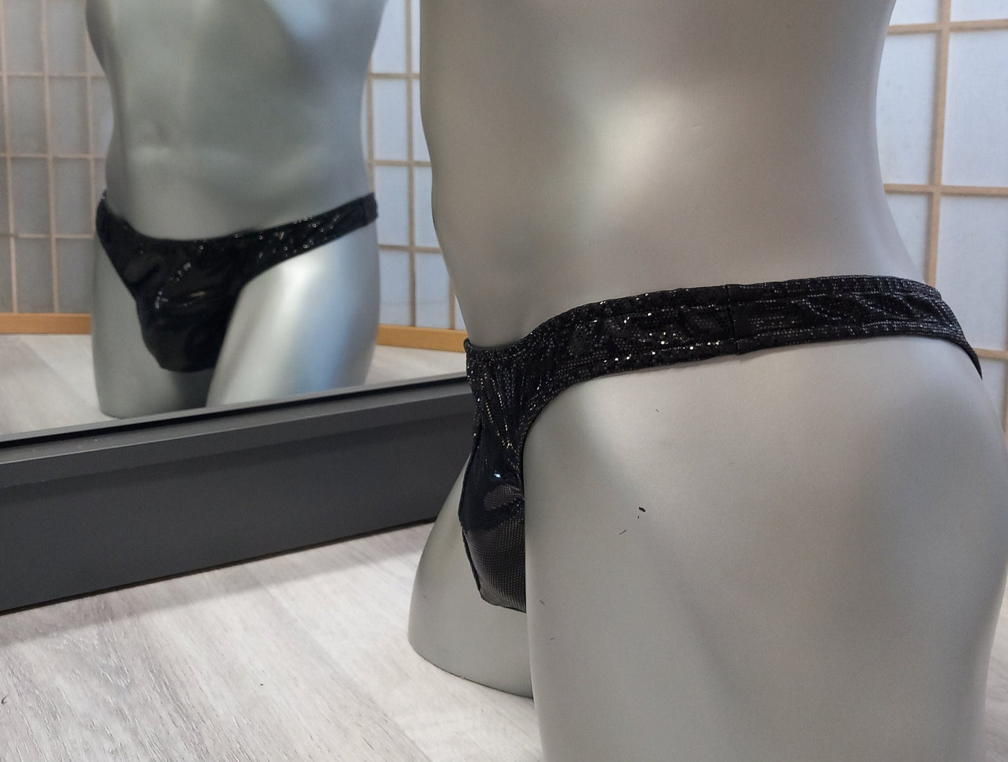 Badehose String Unikat Gr. M Lycra schwarz Lack hochglänzend mit schmalem Bund - SEXSENSE