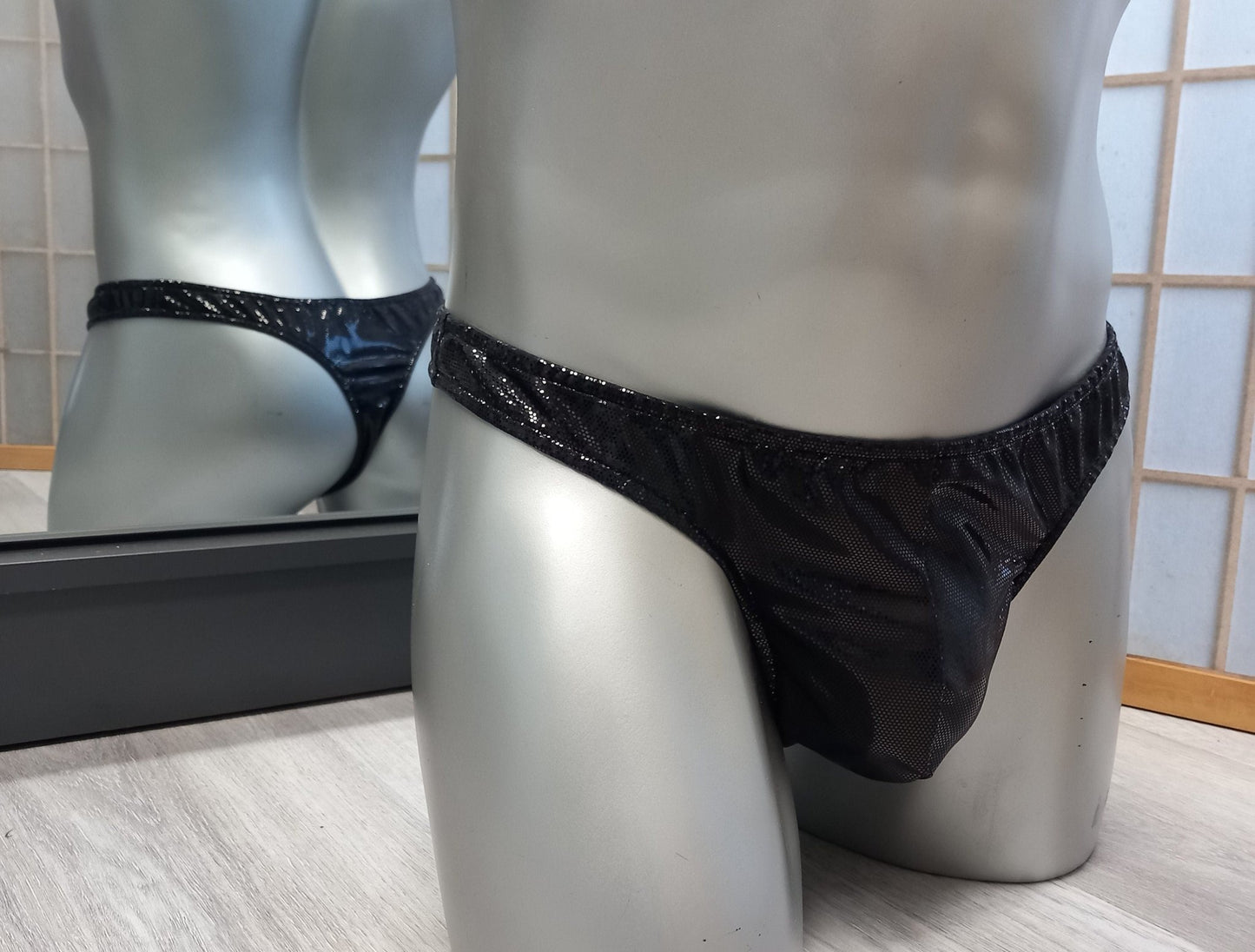 Badehose String Unikat Gr. M Lycra schwarz Lack hochglänzend mit schmalem Bund - SEXSENSE