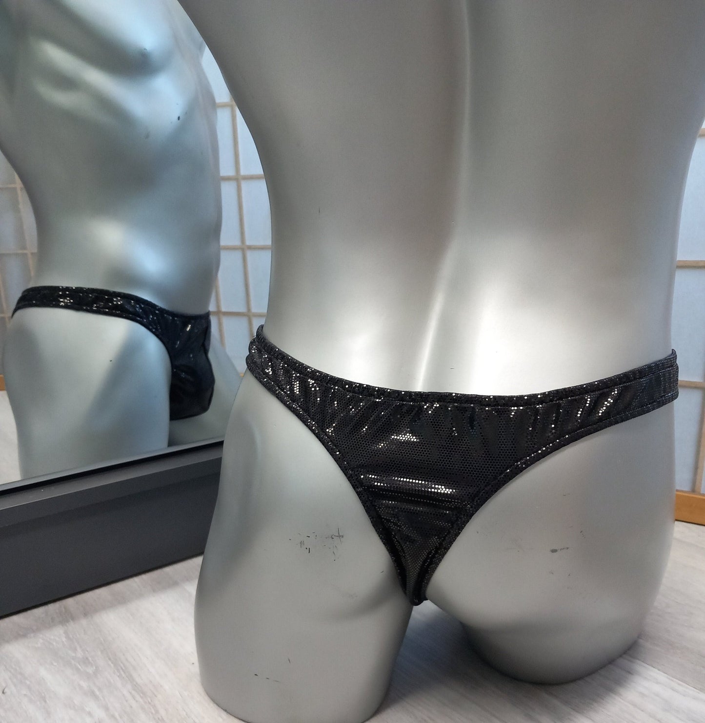 Badehose String Unikat Gr. M Lycra schwarz Lack hochglänzend mit schmalem Bund - SEXSENSE