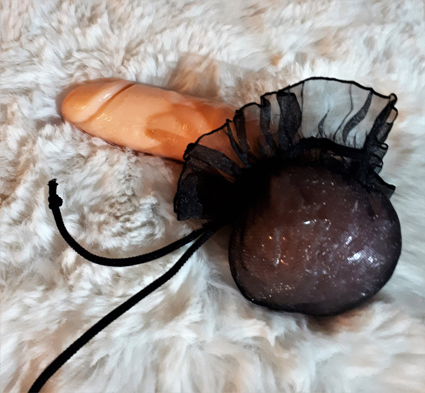 Hodensack Halter aus schwarzem Nylon Mesh Rüsche, Kordelzug und angearbeitetem Silikon Cockring