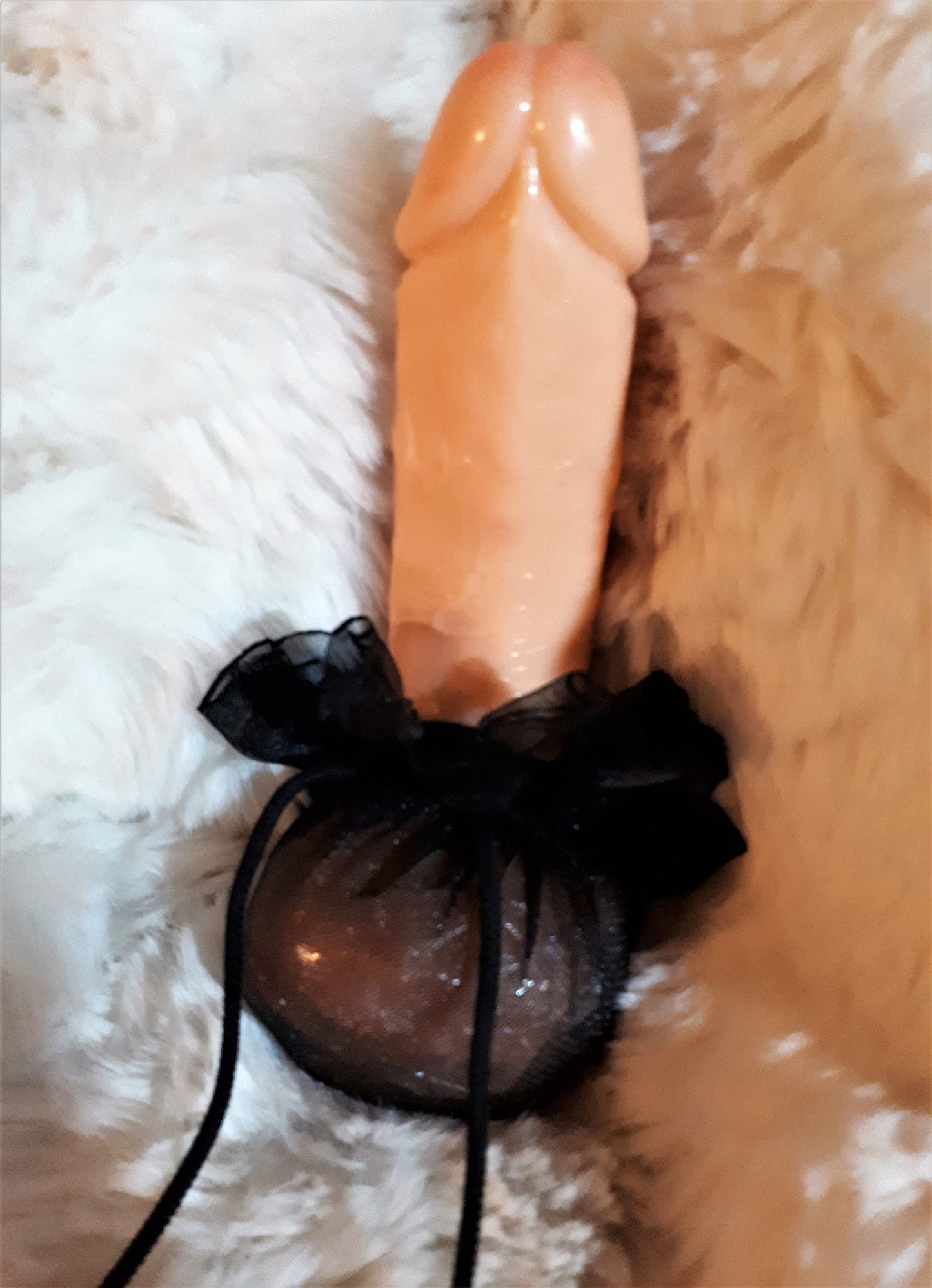 Hodensack Halter aus schwarzem Nylon Mesh Rüsche, Kordelzug und angearbeitetem Silikon Cockring
