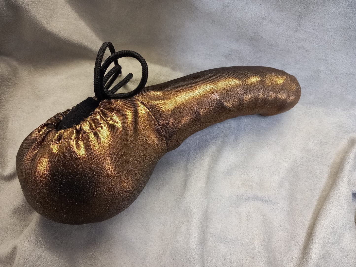 Penissocke aus elastischem Bronzefarbenem Lycra, vorne geschlossen mit Gummibändel zum Schnüren