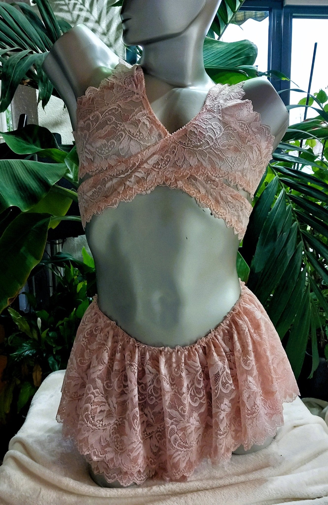 Sissy Unterwäsche Set rosa elastische Spitze String oder Thong mit Rock + 2 - tlg Bustier - SEXSENSE