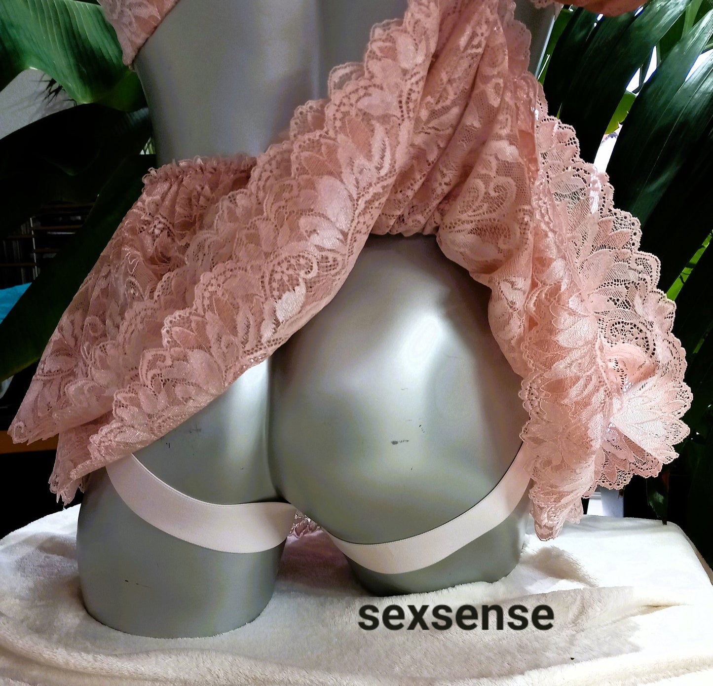 Sissy Unterwäsche Set rosa elastische Spitze String oder Thong mit Rock + 2 - tlg Bustier - SEXSENSE