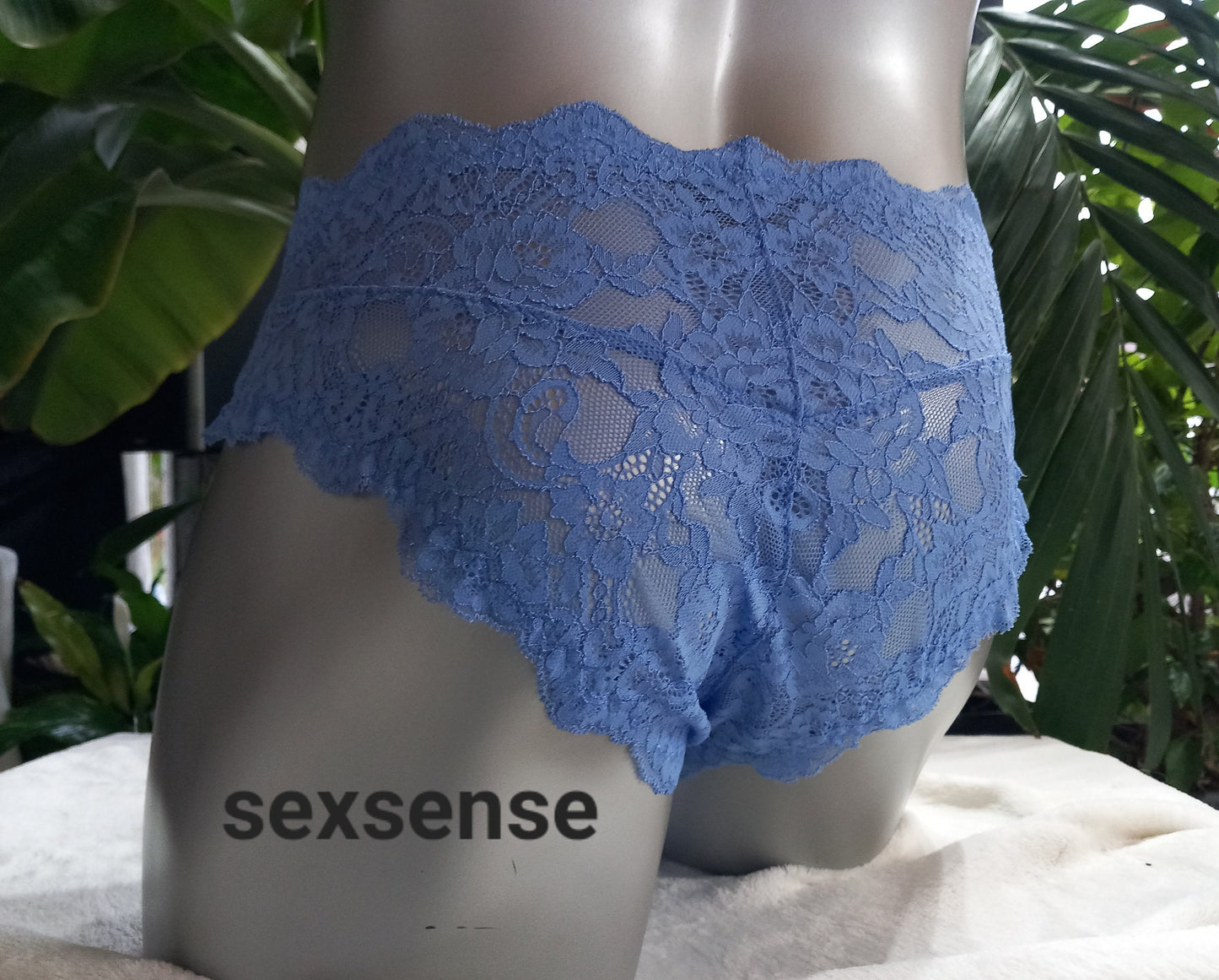 Herren-Spitzenslip aus himmelblauer elastischer Spitze. Der ausgefeilte Designerschnitt ermöglicht Spitzenbögen rings um den Hipster