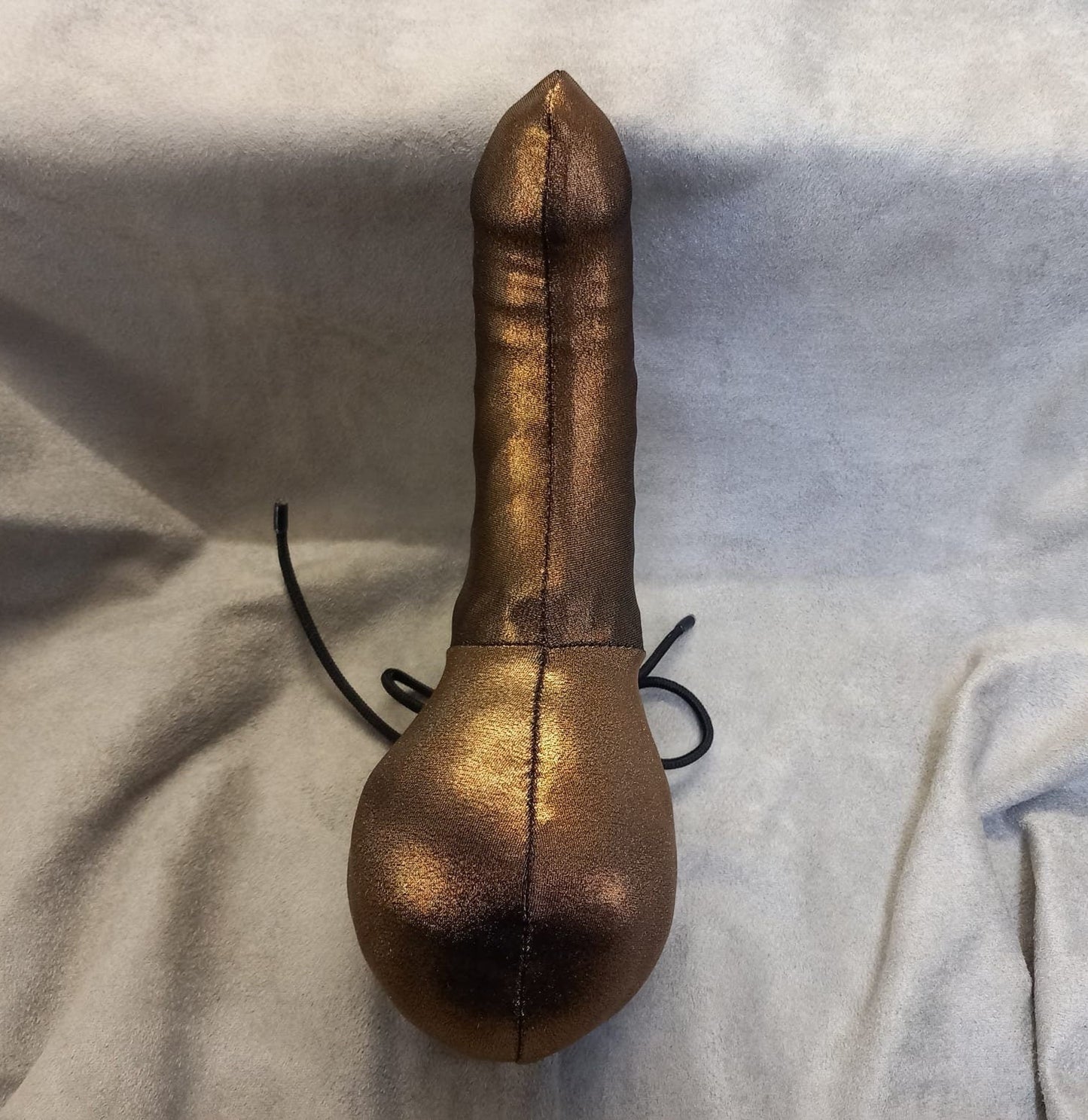Penissocke aus elastischem Bronzefarbenem Lycra, vorne geschlossen mit Gummibändel zum Schnüren