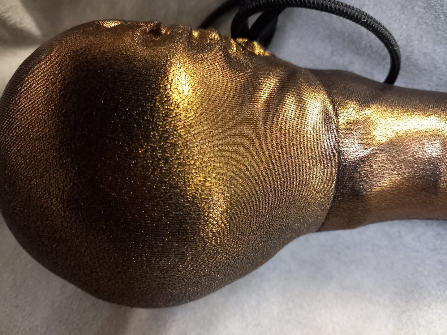 Penissocke aus elastischem Bronzefarbenem Lycra, vorne geschlossen mit Gummibändel zum Schnüren