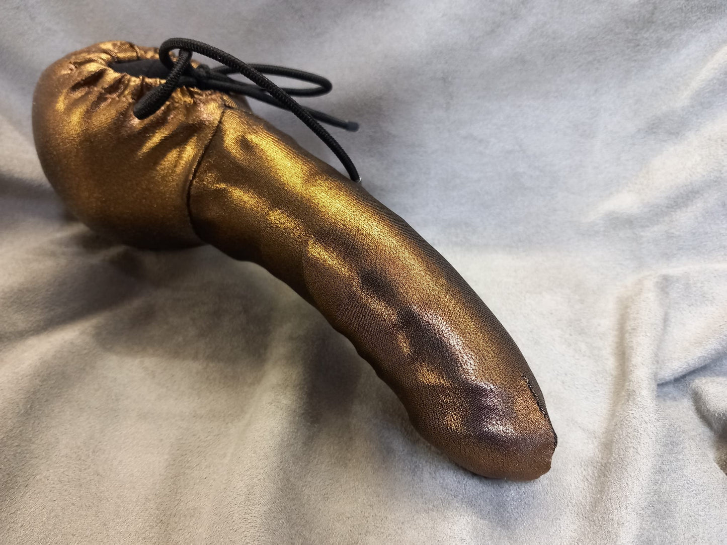 Penissocke aus elastischem Bronzefarbenem Lycra, vorne geschlossen mit Gummibändel zum Schnüren
