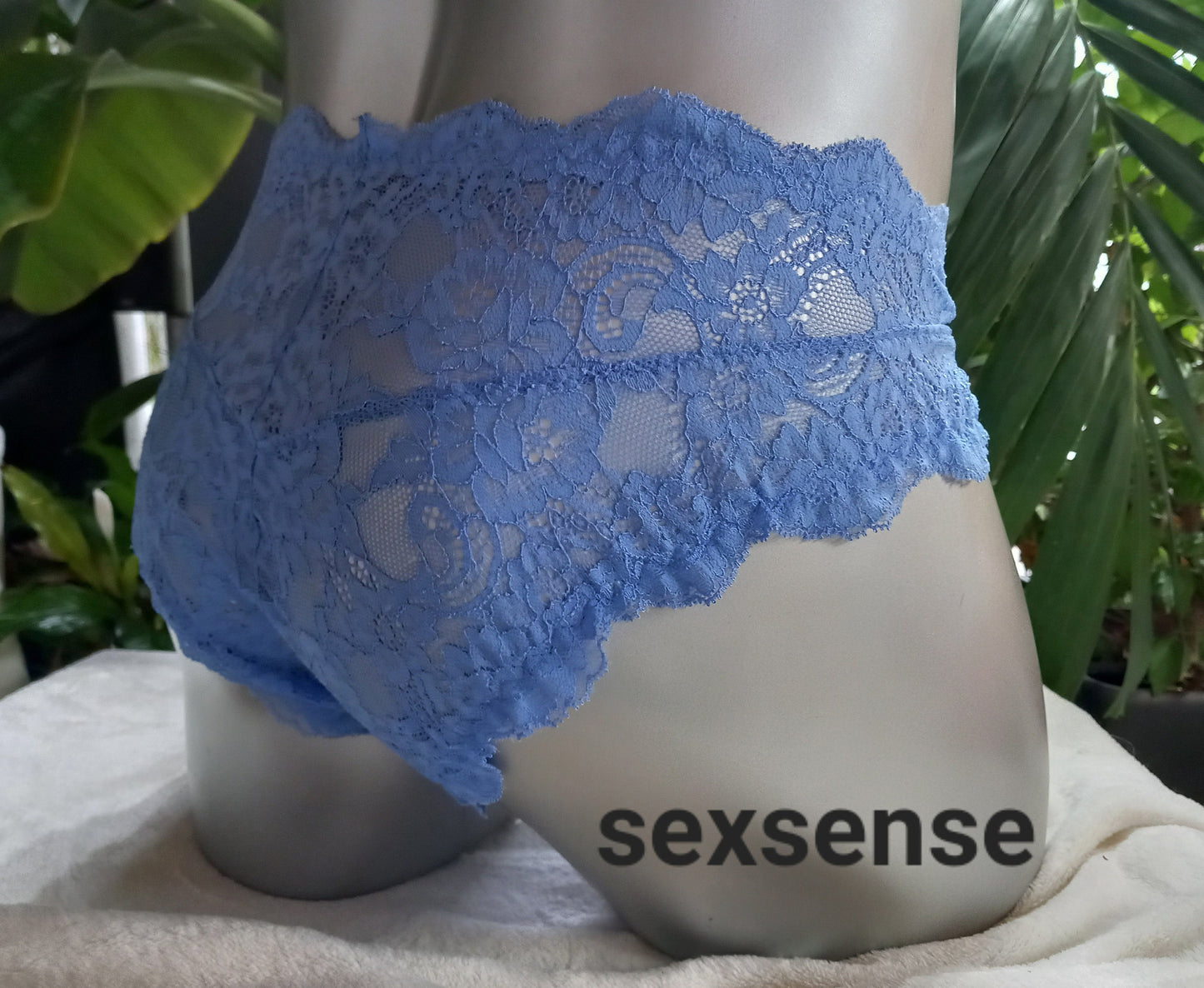 Herren-Spitzenslip aus himmelblauer elastischer Spitze. Der ausgefeilte Designerschnitt ermöglicht Spitzenbögen rings um den Hipster