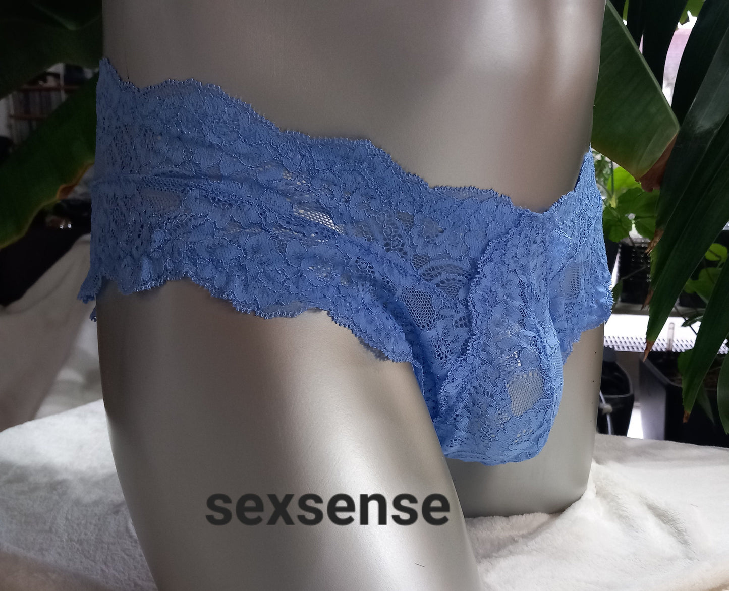 Herren-Spitzenslip aus himmelblauer elastischer Spitze. Der ausgefeilte Designerschnitt ermöglicht Spitzenbögen rings um den Hipster