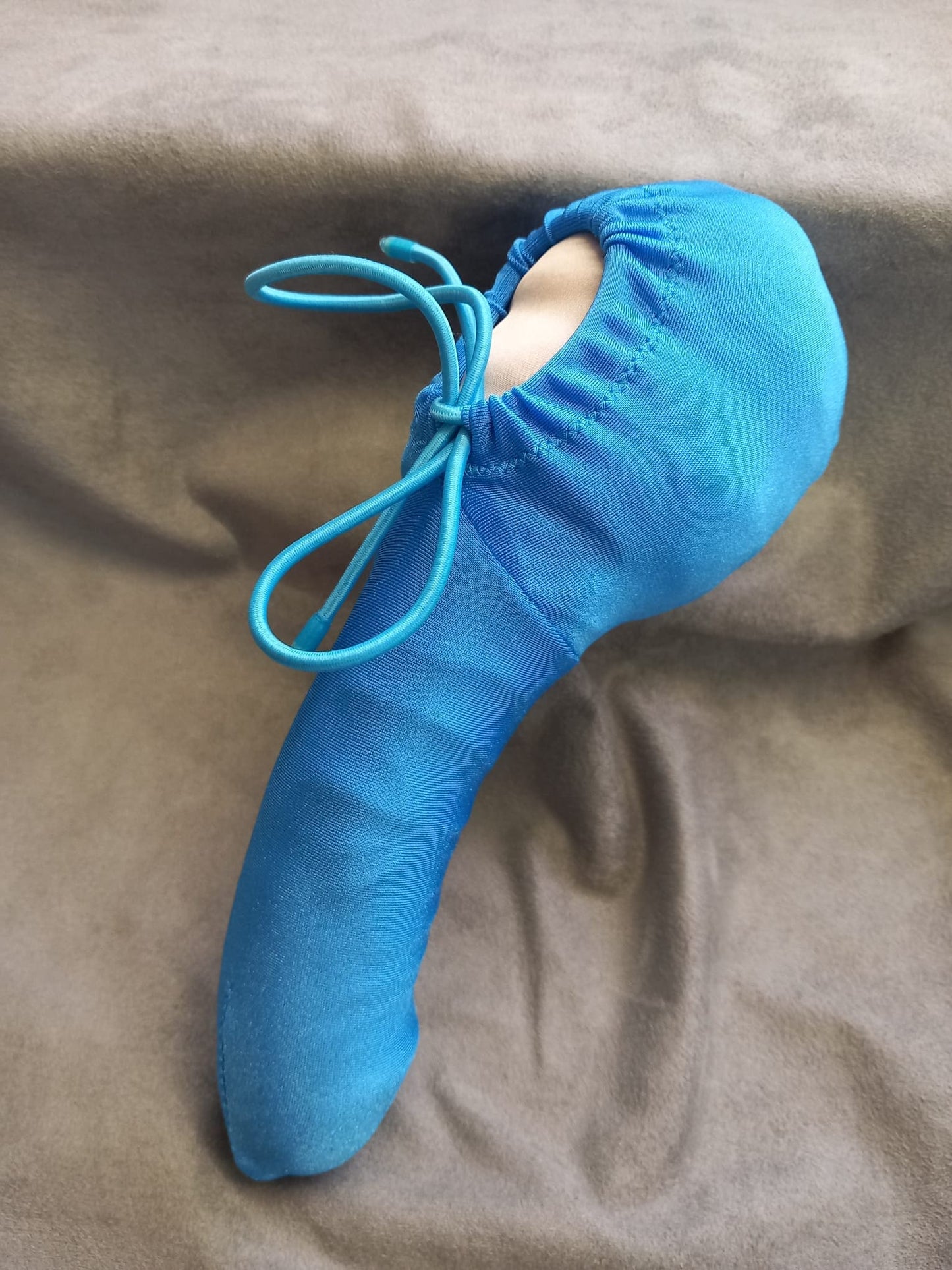 Himmelblaue Penissocke aus elastischem Lycra, vorne geschlossen mit Gummibändel zum Schnüren