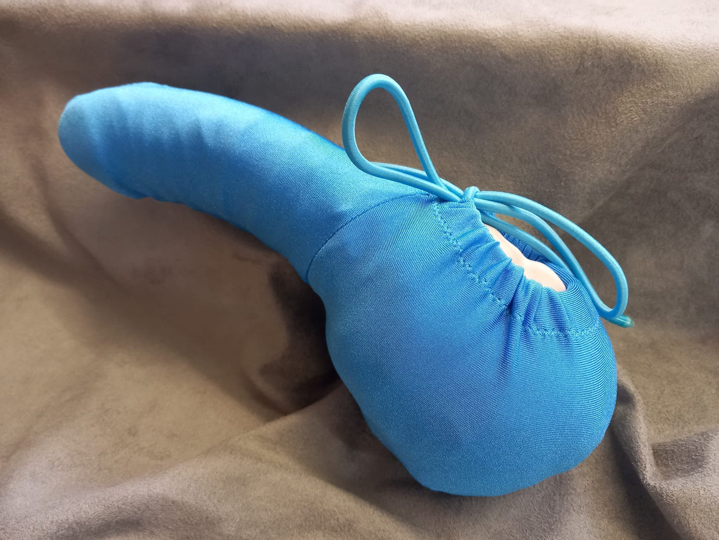 Himmelblaue Penissocke aus elastischem Lycra, vorne geschlossen mit Gummibändel zum Schnüren