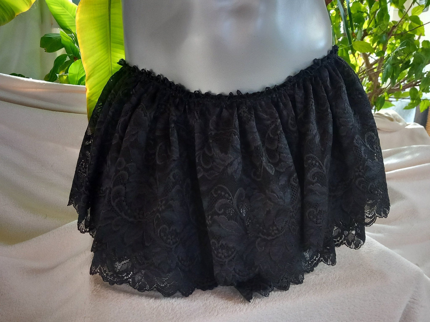 Sissy Herren Unterwäsche Rock mit String/Thong schwarz elastische französische Spitze doppellagig Gay Stufenrock - SEXSENSE