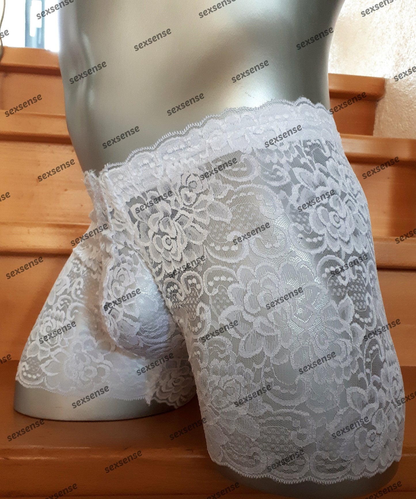 Edle, feminine Boxershorts in weiß aus zarter elastischer transparenter Spitze. Der Bund und die Bein haben eine Bogenabschlusskante. Push-up und Silikon Cockring werden auf Wunsch eingearbeitet.