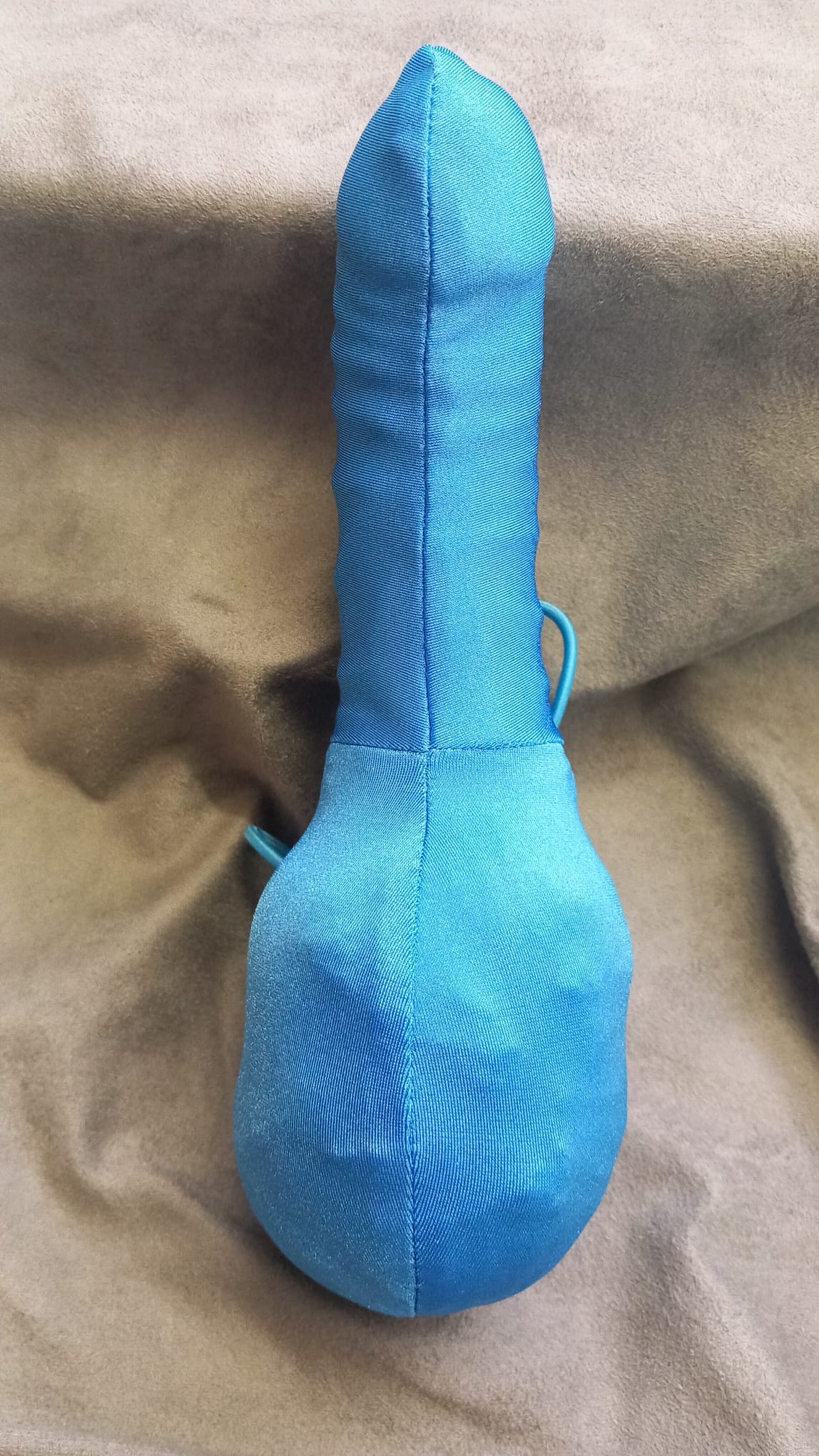 Himmelblaue Penissocke aus elastischem Lycra, vorne geschlossen mit Gummibändel zum Schnüren