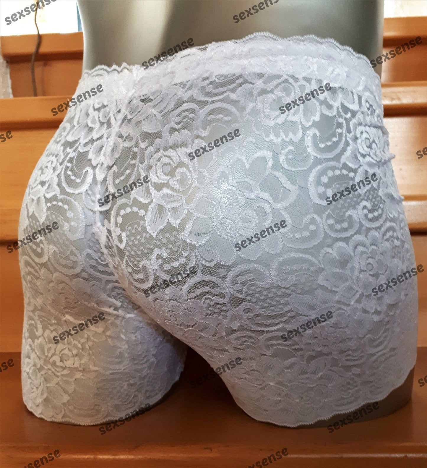 Edle, feminine Boxershorts in weiß aus zarter elastischer transparenter Spitze. Der Bund und die Bein haben eine Bogenabschlusskante. Push-up und Silikon Cockring werden auf Wunsch eingearbeitet.