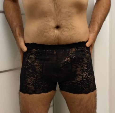 Edle, feminine Boxershorts in schwarz aus zarter elastischer transparenter Spitze. Der Bund und die Bein haben eine Bogenabschlusskante. Push-up und Silikon Cockring werden auf Wunsch eingearbeitet.
