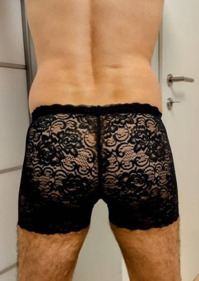 Edle, feminine Boxershorts in schwarz aus zarter elastischer transparenter Spitze. Der Bund und die Bein haben eine Bogenabschlusskante. Push-up und Silikon Cockring werden auf Wunsch eingearbeitet.