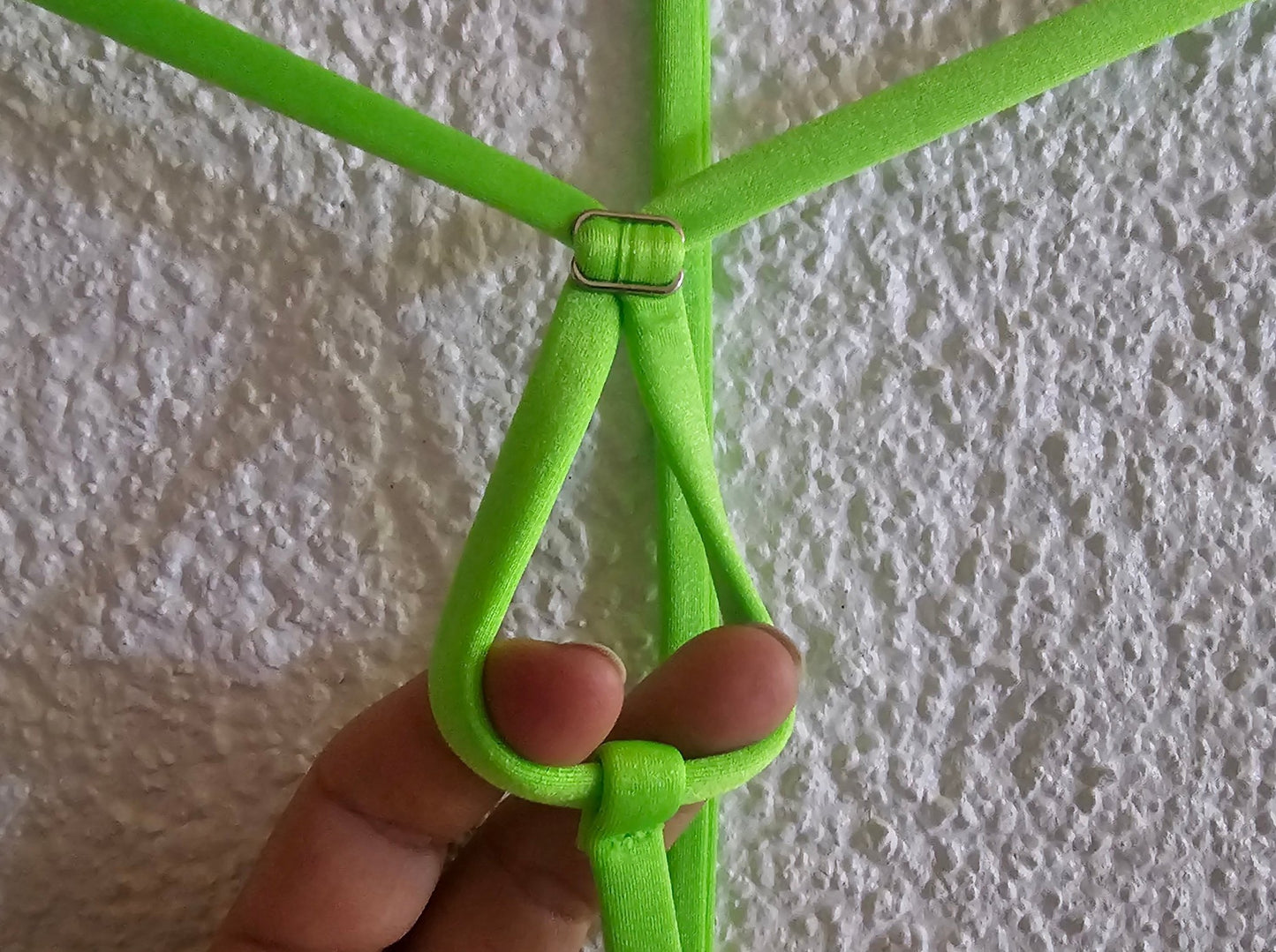 SWELL String mit Verstellschließe minimalistisch extrem elastisch push - up neongrün glänzender Lycra - SEXSENSE