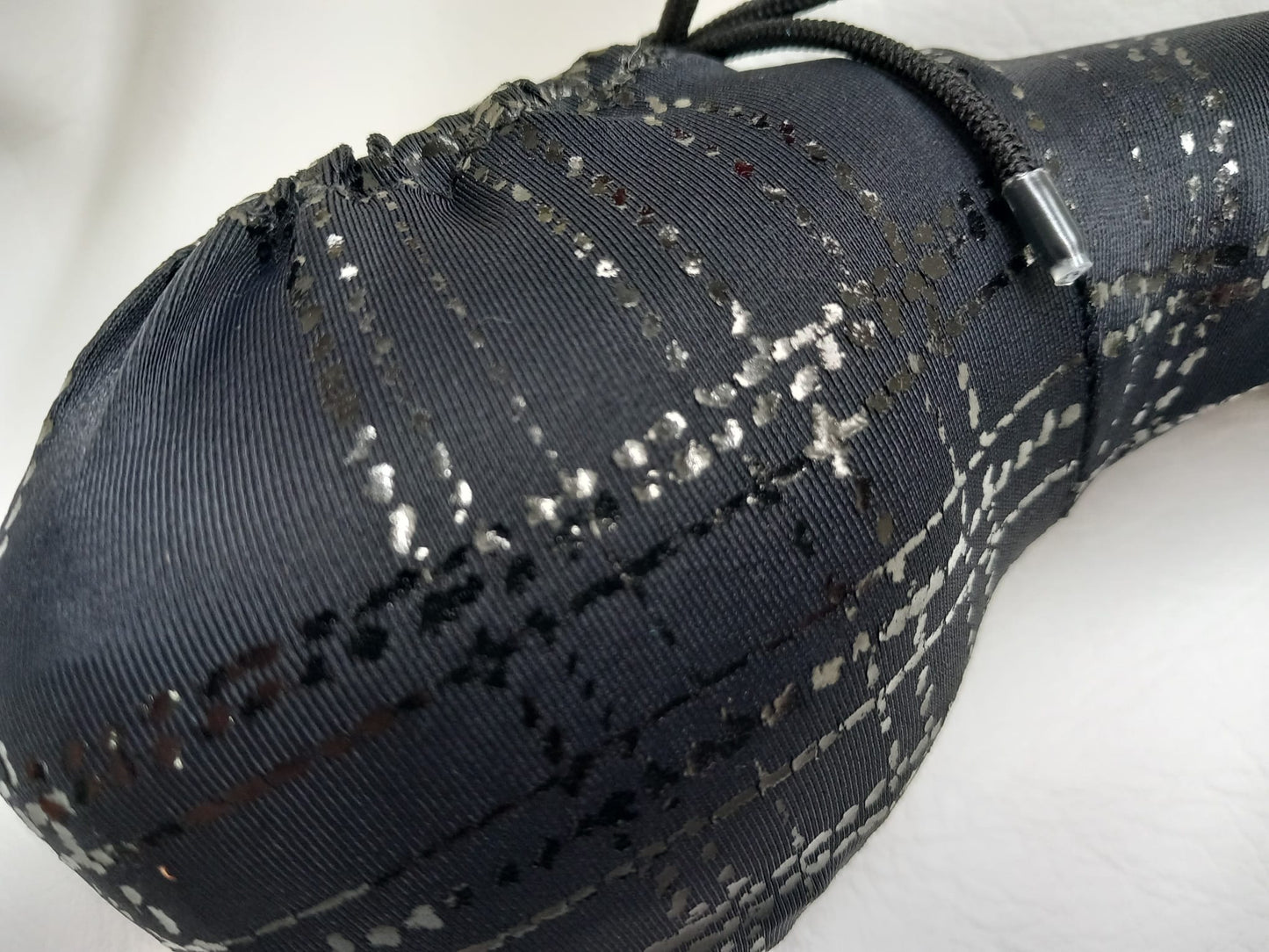 Penissocke, Lümmeltüte, Juwelensäckchen, schwarz mit Hochglanz Lackkaro Onsleeve Willypyjama - SEXSENSE