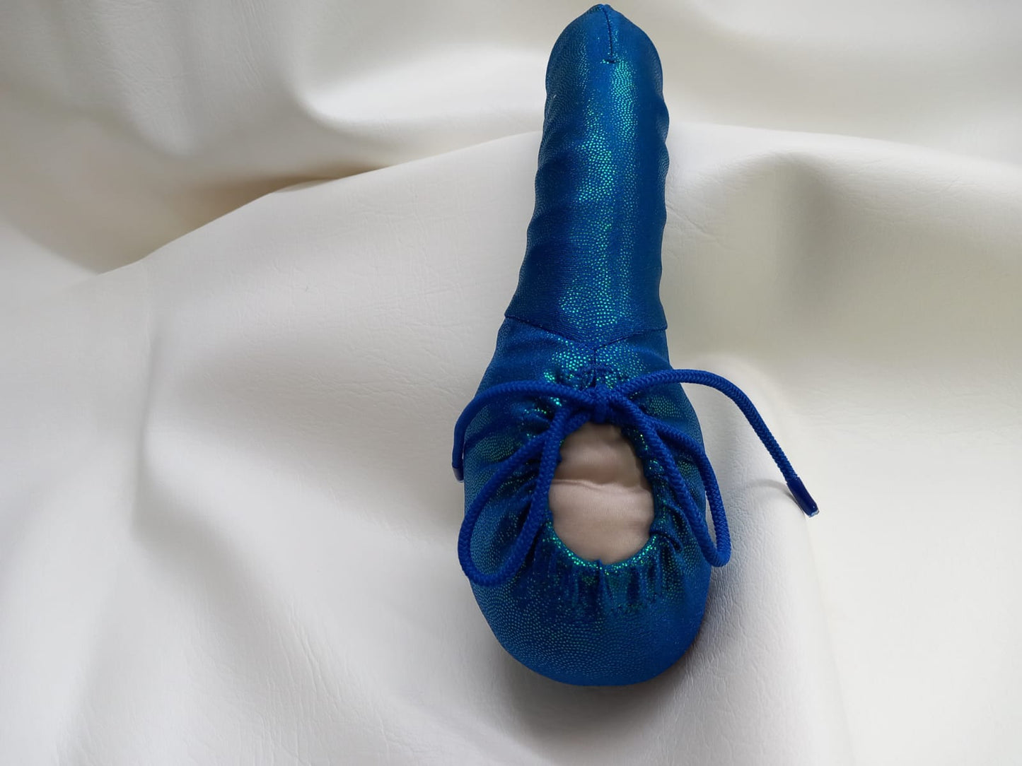 Penissocke aus elastischem Lycra in türkis irisierend Metallic. Vorne geschlossen mit Gummibändel zum Schnüren