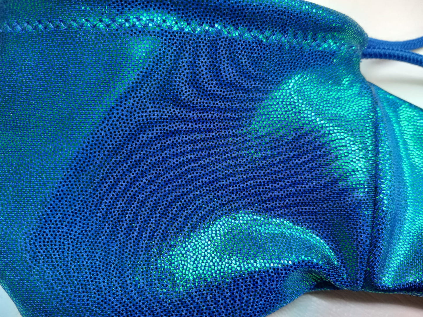 Penissocke aus elastischem Lycra in türkis irisierend Metallic. Vorne geschlossen mit Gummibändel zum Schnüren